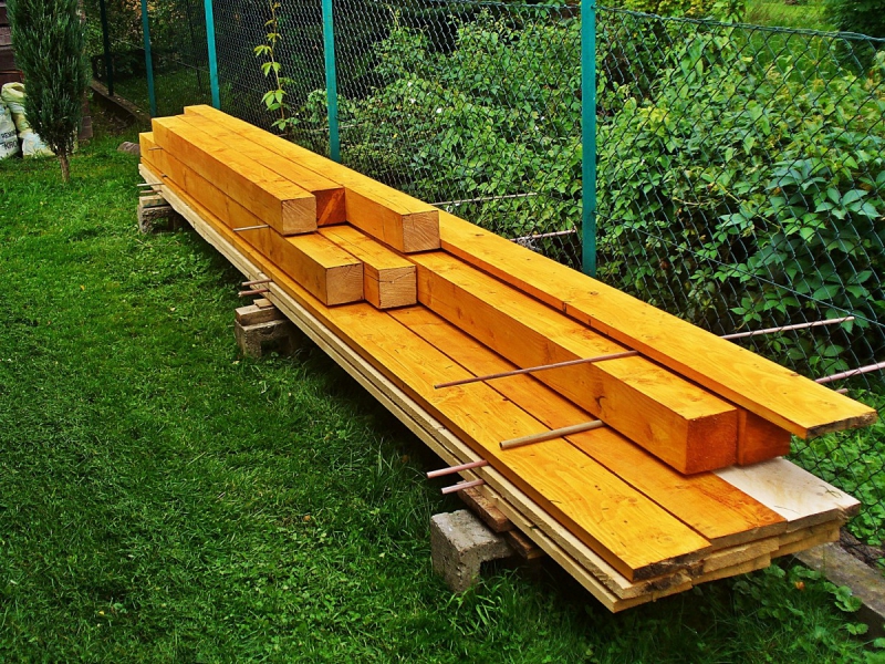 menuisier-BONSON-min_boards_the_rafters_joinery_tree_painting_wood_colored_paint-871508