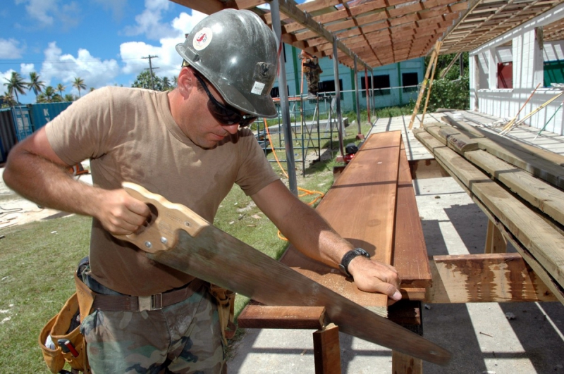 menuisier-BONSON-min_worker_construction_building_carpenter_male_job_build_helmet-893290